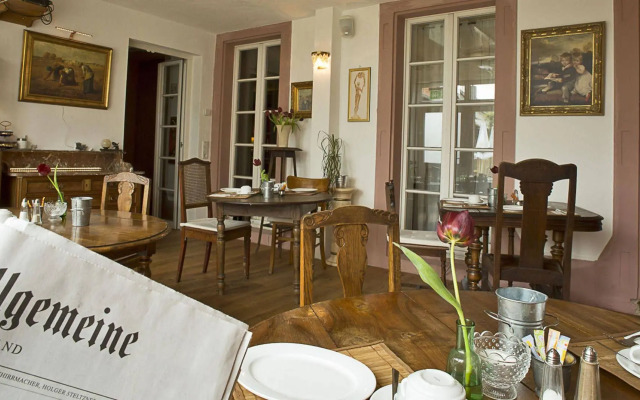 Hotel Chapeau Noir