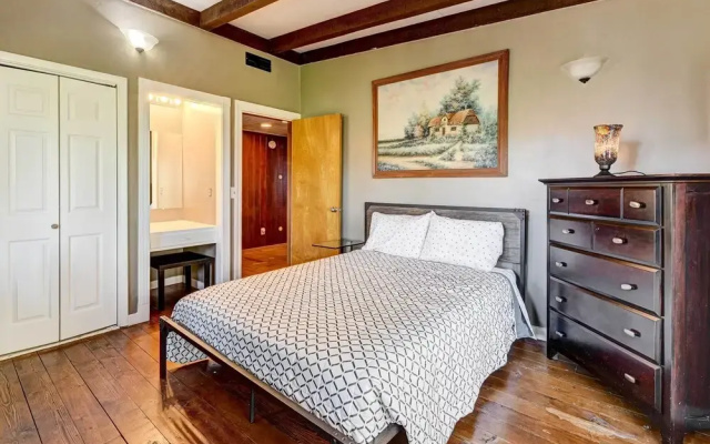 Pet-friendly Grants Pass Home w/ Hot Tub!