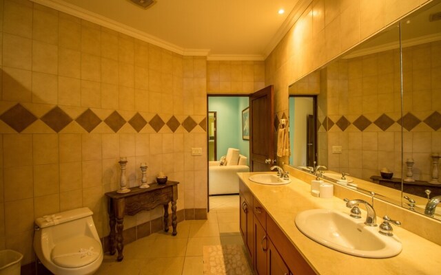 Macaws Ocean Club #8 - 2 Br Condo
