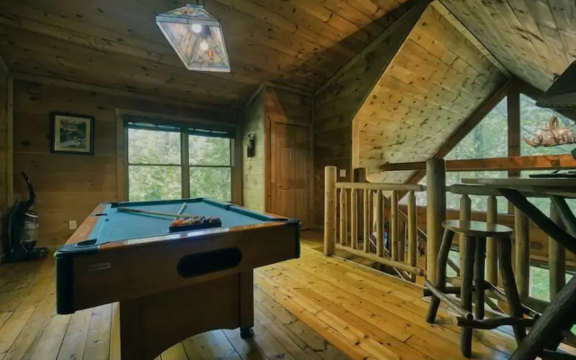 Cabin in Nature w/ Hot Tub & Games!