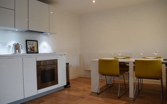 2 Bedroom Apartment With Parking in Camberwell