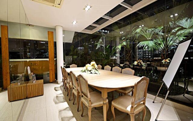 ZEN Rooms Kuningan Tiong