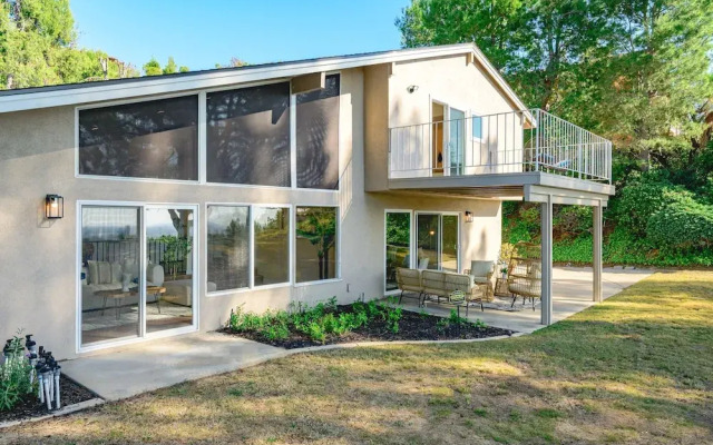 Spacious Retreat With Scenic Mountain Views