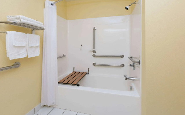 Days Inn & Suites by Wyndham Pryor