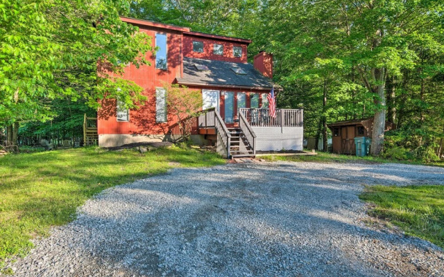 Poconos House w/ Large Deck, Gas Grill & Fire Pit!