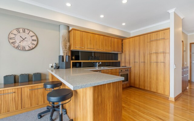 QV Waterfront Apt with Wifi - 946