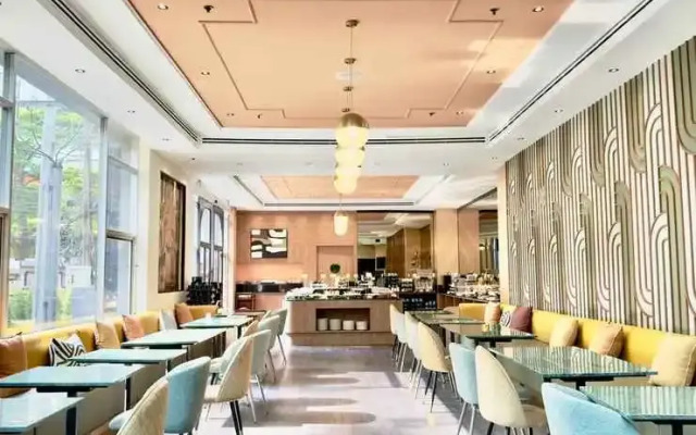 The Quarter Saphankhwai by UHG