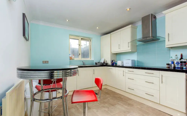 Metropolitan Close - Deluxe Guest Room 2