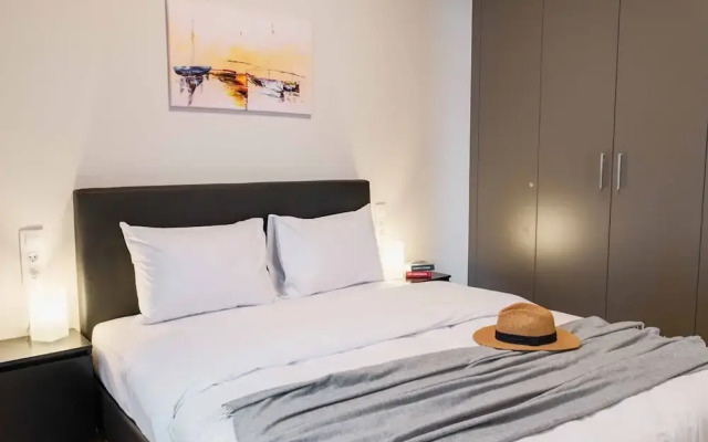 Spacious Seaside Flat at Alimos