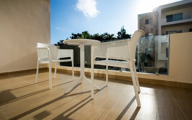 Luxury Apartment With Poll