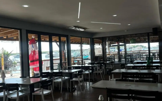 Full Moon Hotel & Restaurant
