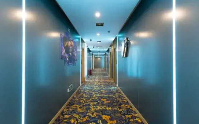Huayi Hotel (Zuibaichi Subway Station Branch)