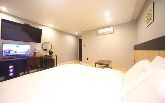 The Stone Bridge Hotel