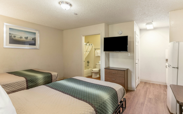 HomeTowne Studios by Red Roof Orlando - Casselberry