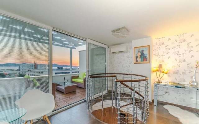 Sunset Penthouse Apartment with Hot Tub