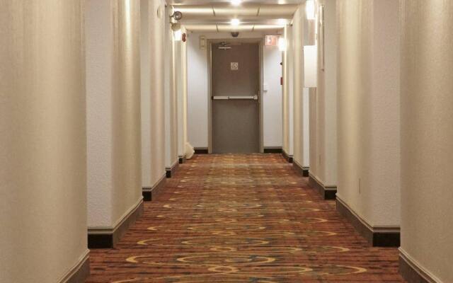 Colonial Square Inn & Suites