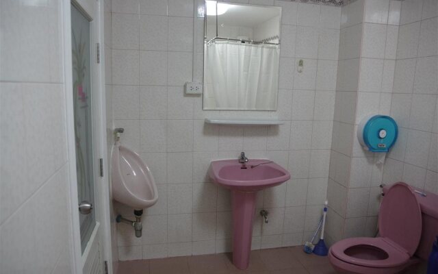 Donmueang Airport Residence Hostel