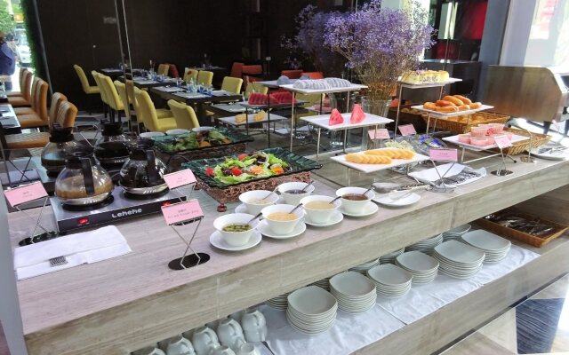 Holiday Villa Hotel & Residence