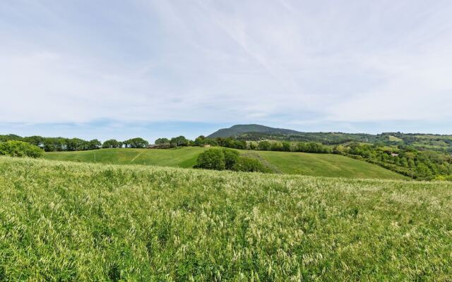 Delightful Villa in Varano with Fireplace