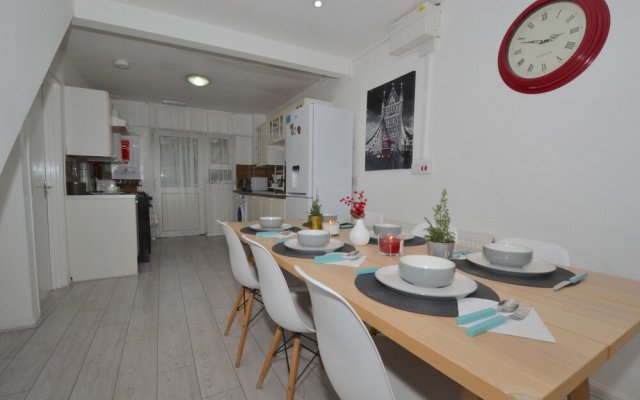 Charming 5-bed House in City Center and Car Park