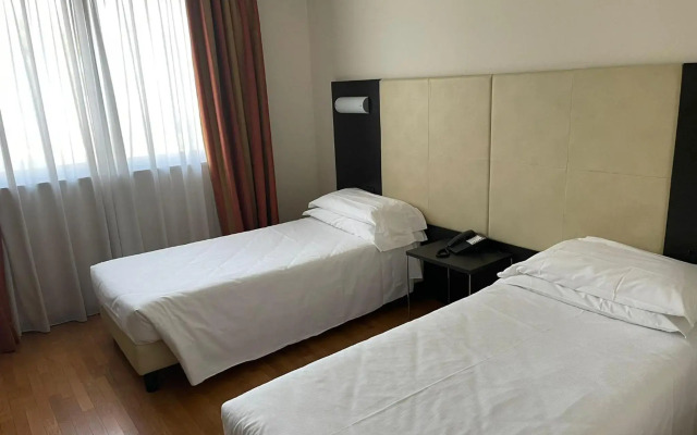 Raya Hotel Motel
