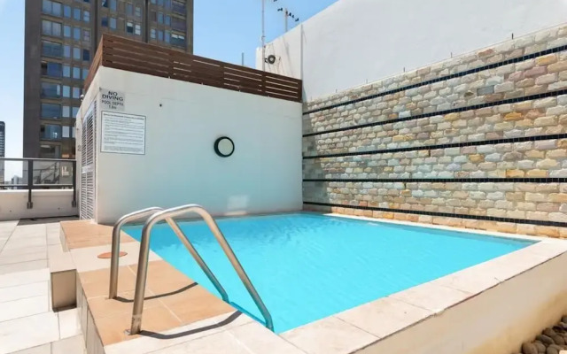 Stylish Apartment with Rooftop Pool & City Views