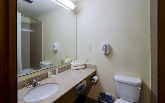 OYO Pinewood Inn & Suites Silsbee