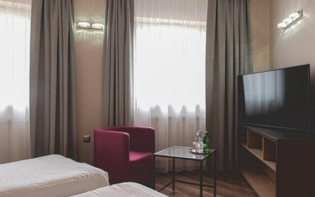 Hotel Major Budget