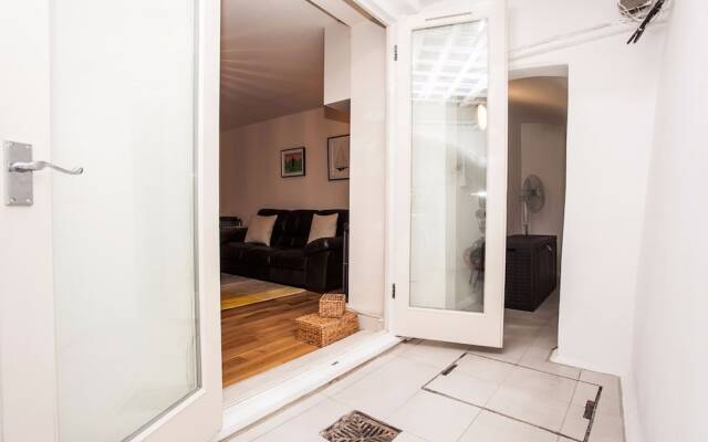 Bright &Spacious Central 1 Bed Basement Flat