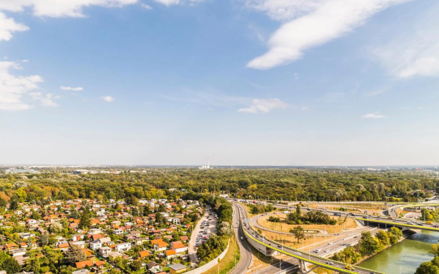 Triiiple Tower Dream Apartments with Rooftop-Summer-Pool by ichbucheAT