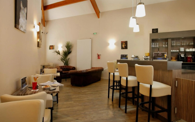 The Originals City, Hôtel L'Acropole