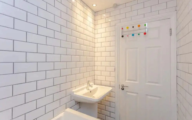 Spacious 1 Bedroom Apartment in Brighton Beside the Sea