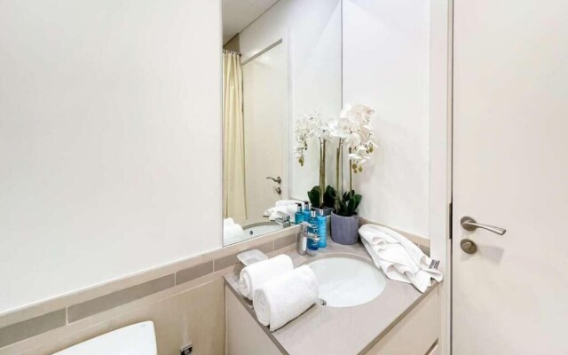 Fancy 2BR Apt Town Square