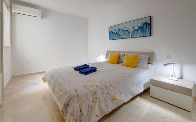 Deluxe Apartment Steps to St George's Bay