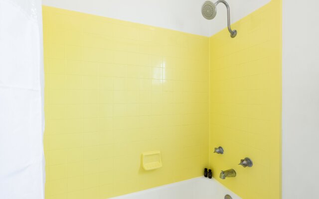 Monkey Tree Hotel 11