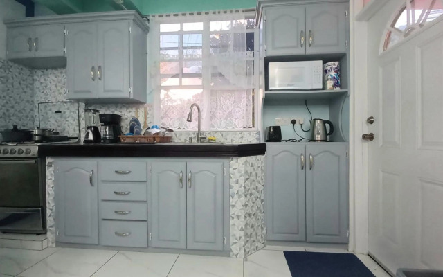 Cozy vacation retreat with free parking