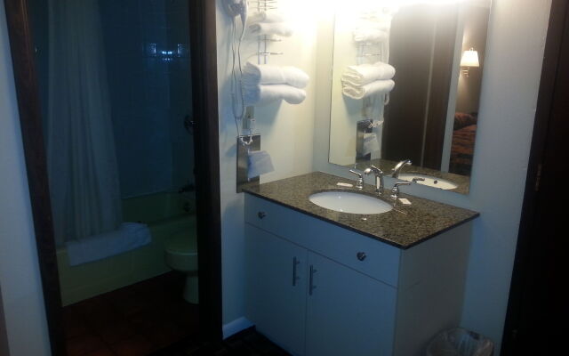 Colonial Inn Ellsworth