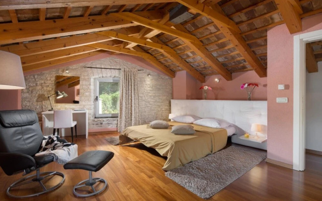 Art Villa Sis With Private Pool