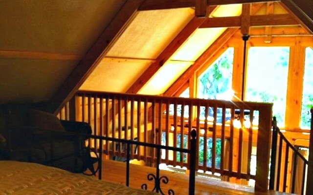 River Rd. Treehouses-Mourning Dove Haus