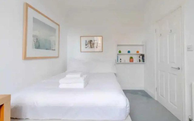 Beautifully Designed 2BD House - by Queen's Park!