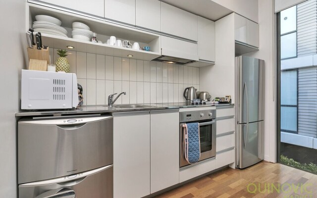QV Refined Viaduct Harbour Apt - 879