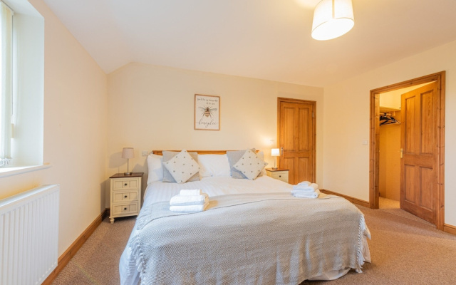 Spacious Country House for 14, Holywell, No Deposit