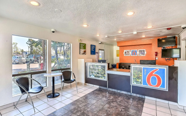 Motel 6 Oakland, CA - Embarcadero