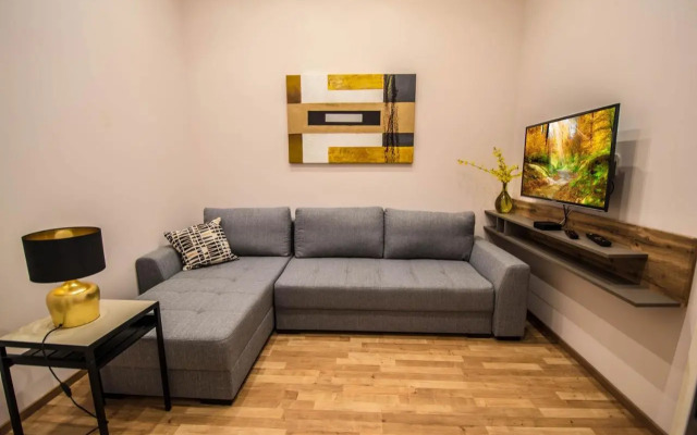 Bourgeois Apartment in Cultural Heritage Building by Ruterra