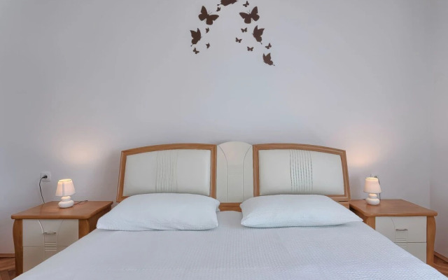 Rovere Pula in Pula With 2 Bedrooms and 1 5 Bathrooms