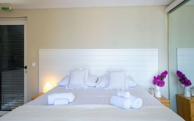 Villa Lola - Four Bedroom Villa With Sea View