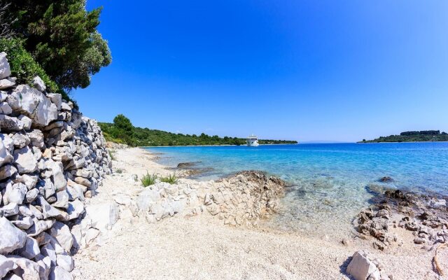 Beachfront Luxury Villa w. Pool & Large Garden