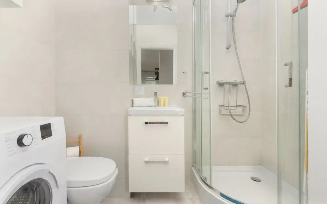 Gdansk Apartment With Desk by Renters