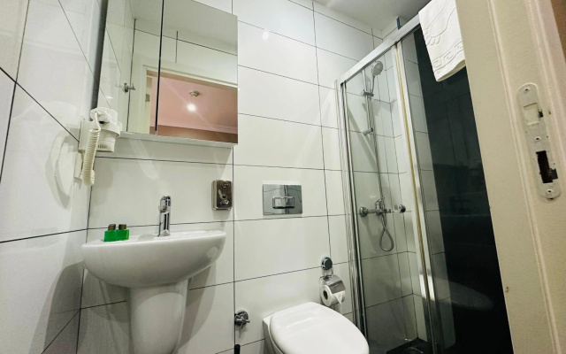 Aram Kerasi Rooms