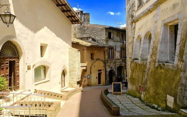 Sunny Apartment, in the Historic Centre of Spoleto With Large Terrace
